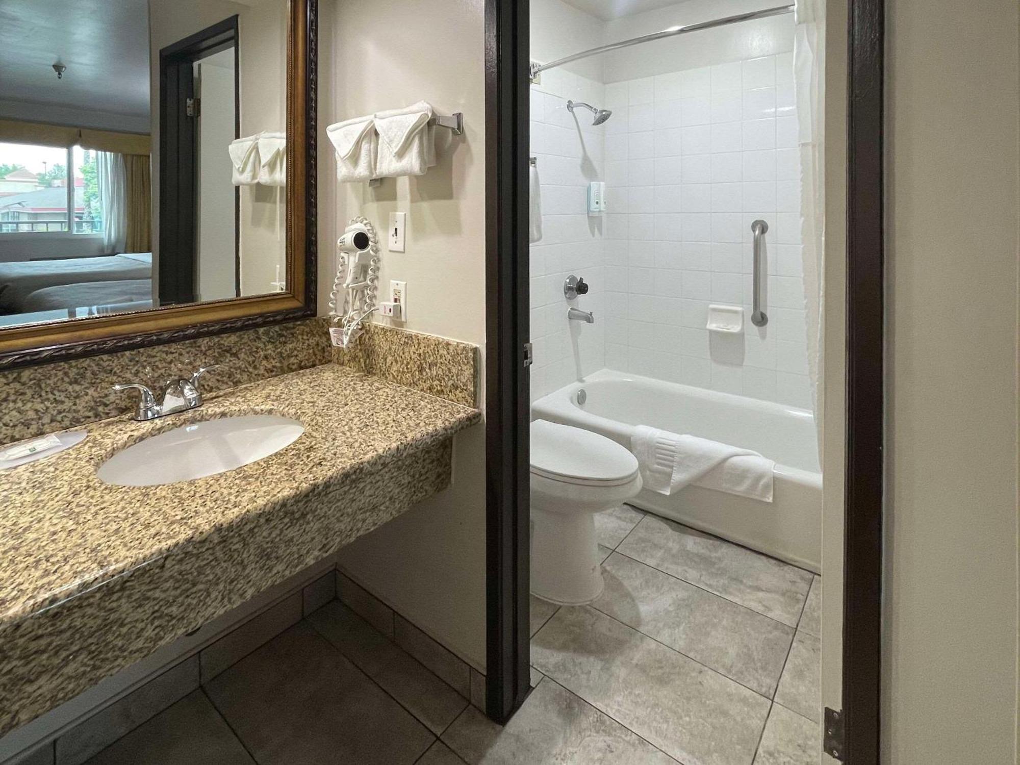 Quality Inn Ontario Airport Convention Center Екстериор снимка
