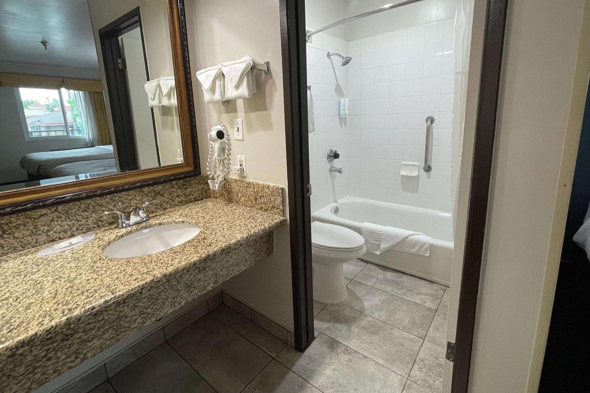 Quality Inn Ontario Airport Convention Center Екстериор снимка